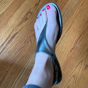 SUPER COMFY SILVER COLE HAHN THONG SANDALS-Size 7.5B